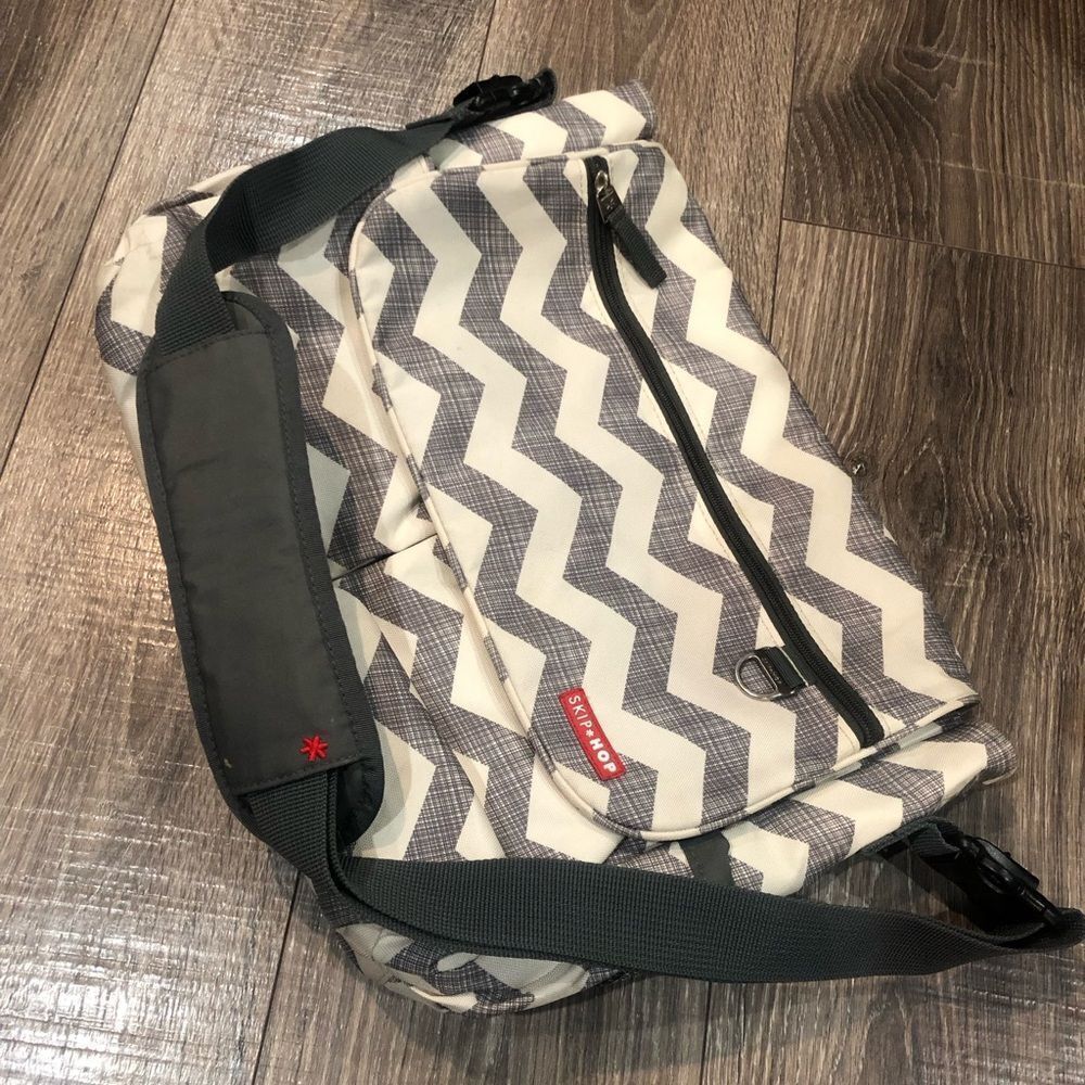 Baby Bag Skip Hop Chevron Patterned in Gray and White